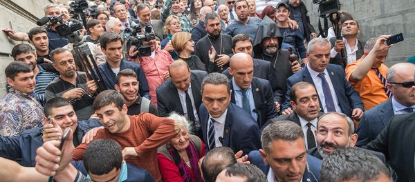 სომხეთის პრემიერ-მინისტრმა სურბ-გევორგის ტაძრის ეზოში სომხური დიასპორის წარმომადგენლებთან შეხვედრა გამართა - Sputnik საქართველო