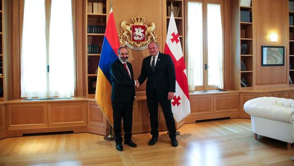 Президент Грузии Георгий Маргвелашвили и премьер Армении Никол Пашинян - Sputnik Грузия