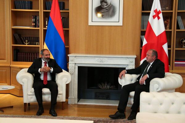 Также Никол Пашинян встретился с президентом страны Георгием Маргвелашвили. СМИ в Армении сразу обратили внимание на то, что грузинский президент приветствовал Пашиняна на армянском языке - Sputnik Грузия