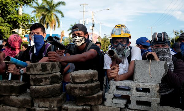 В столице Никарагуа с середины апреля проходят массовые протесты. На фото - демонстранты стоят за баррикадой во время столкновений с полицией во время протеста против правительства Никарагуа Даниэля Ортеги в Манагуа - Sputnik Грузия