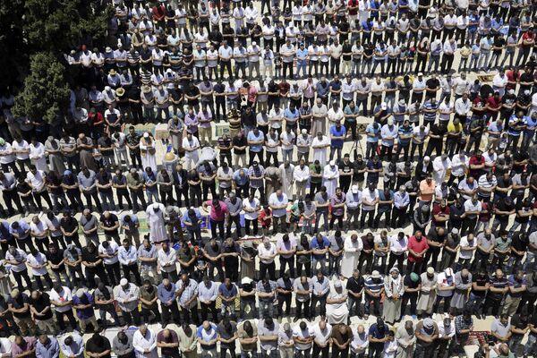 Палестинцы молятся перед мечетью Купол Скалы в первую пятницу священного месяца Рамадан в Иерусалиме - Sputnik Грузия