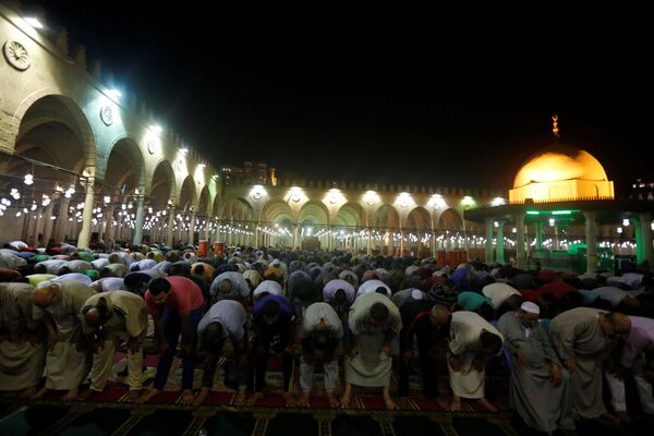 Египетские мусульмане совершают вечерние молитвы в мечети Амра ибн аль-Аса во время мусульманского священного месяца Рамадана в старом исламском районе Каира, Египет - Sputnik Грузия