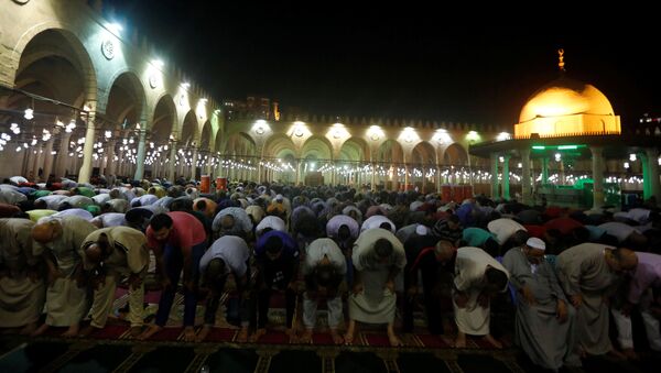 Египетские мусульмане совершают вечерние молитвы  в мечети Амра ибн аль-Аса во время мусульманского священного месяца Рамадана в старом исламском районе Каира, Египет - Sputnik Грузия