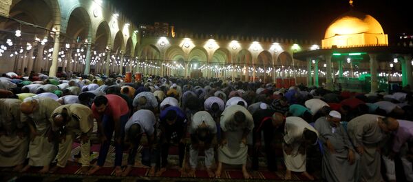 Египетские мусульмане совершают вечерние молитвы  в мечети Амра ибн аль-Аса во время мусульманского священного месяца Рамадана в старом исламском районе Каира, Египет - Sputnik Грузия
