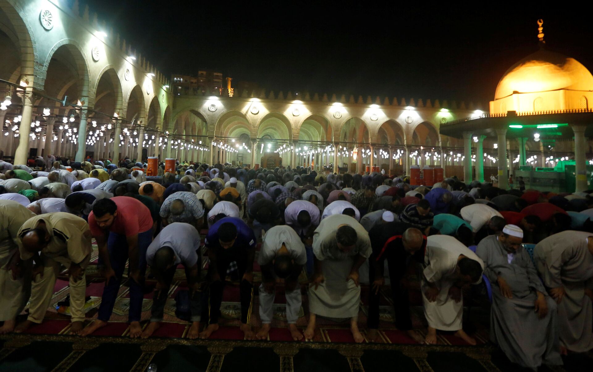 Молитва мусульман во время поста. Ураза байрам. Мусульмане Египта на молитве. Мусульмане, мечеть, Рамадан. Исламский праздник Рамадан.