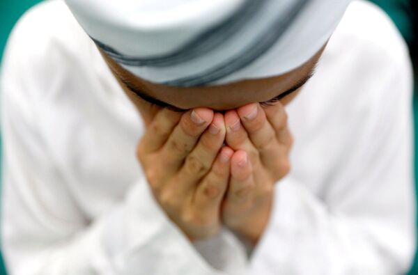 მუსლიმი რამადანის პირველ პარასკევს ლოცულობს ბანგკოკის მეჩეთში, ტაილანდი - Sputnik საქართველო