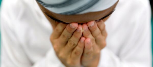 Мусульманин совершает молитвы в первую пятницу священного месяца Рамадана в мечети в Бангкоке, Таиланд, - Sputnik Грузия