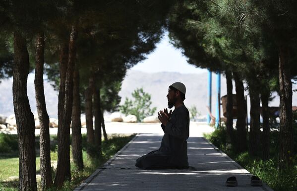 Афганский мусульманин молится во время священного месяца Рамадан в Кабуле - Sputnik Грузия