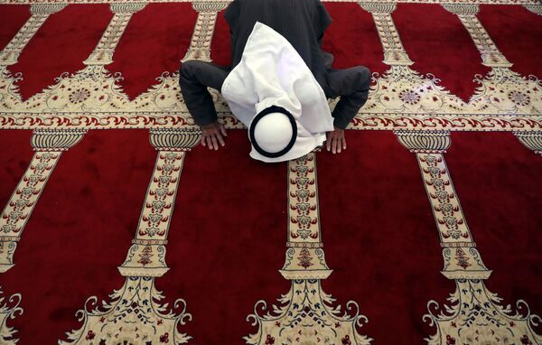Палестинец молится в мечети аль-Харам аль-Кудс аш-Шариф во время священного месяца Рамадан в Старом городе Иерусалима - Sputnik Грузия