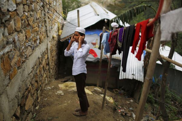 Мальчик-рохинджа во время молитвы в лагере беженцев в Катманду, Непал - Sputnik Грузия