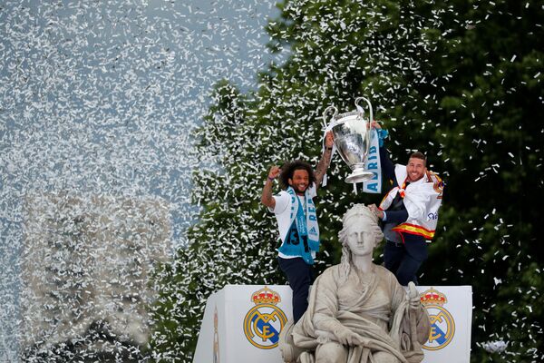 Так Реал Мадрид отпраздновал победу в финале Лиги чемпионов - на фото Серхио Рамос и Марсело - Sputnik Грузия