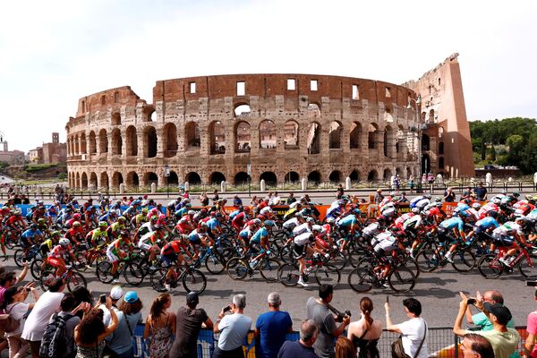 Многодневная велогонка Джиро д’Италия прошла в Италии. Завершающий 21-й этап общей протяженностью 115 километров состоялся в Риме - Sputnik Грузия