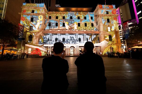 ხალხი უყურებს ავსტრალიური მულტფილმების პერსონაჟების პროექციას კედელზე Vivid Sydney-ს ოფიციალური სტარტის დროს, რომელიც მსოფლიოს ყველაზე დიდი სინათლის, მუსიკისა და იდეის ფესტივალია, სიდნეი, ავსტრალია - Sputnik საქართველო
