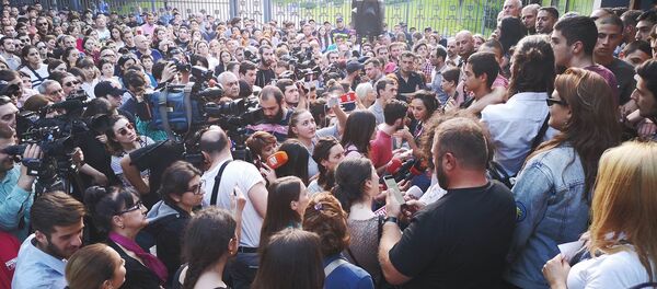 საპროტესტო აქციის მონაწილეები, რომლებიც ხორავას ქუჩაზე მოზარდების მკვლელობის თაობაზე სასამართლოს გადაწყვეტილებას აპროტესტებენ საპროტესტო აქციის მონაწილეები, რომლებიც ხორავას ქუჩაზე მოზარდების მკვლელობის თაობაზე სასამართლოს გადაწყვეტილებას აპროტესტებენ - Sputnik საქართველო