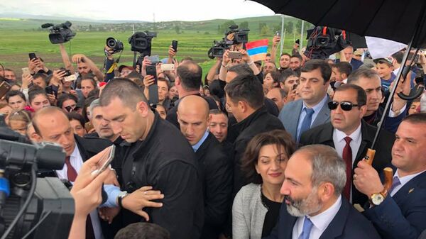 Армянская делегация во главе с премьер-министром Николом Пашиняном в армянонаселенном регионе Самцхе-Джавахетия (31 мая 2018). Грузия - Sputnik Грузия