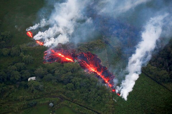 Огромная трещина появилась на вулкане Килауэа на Гавайях, выбрасывая потоки магмы, сопровождающиеся пронзительным громким звуком. Из уже существующих, это самая большая трещина, которая разрушает Килауэа - Sputnik Грузия