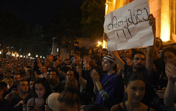 Премьер-министр Грузии Георгий Квирикашвили лично явился на акцию протеста в центре Тбилиси, но его освистали и закидали пластиковыми бутылками. Митингующие скандировали премьеру Уходи - Sputnik Грузия