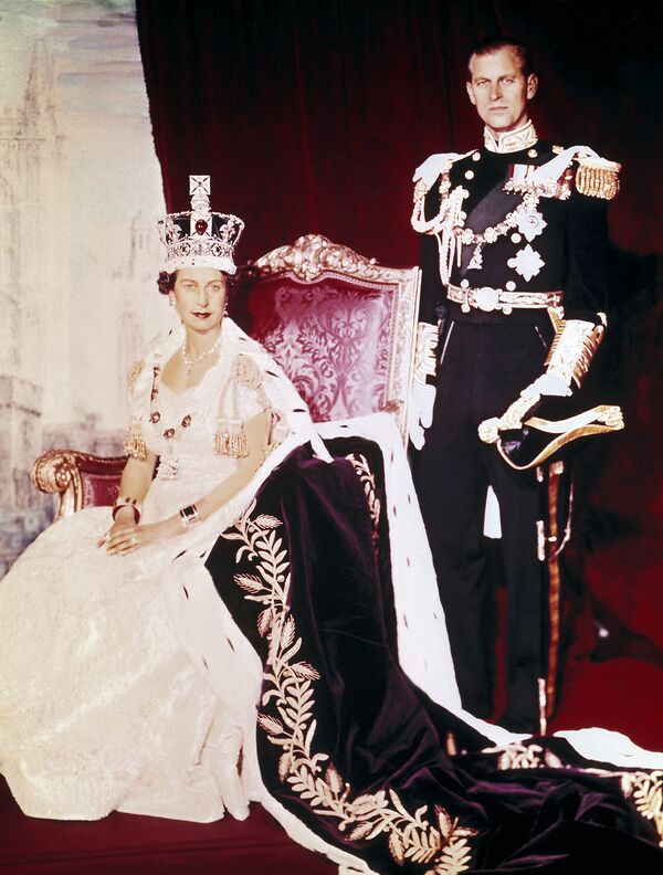 В суровое послевоенное время коронация Елизаветы II должна была стать для народа запоминающимся событием, символом надежды на светлое будущее. На фото - Королева Елизавета II и принц Филипп позируют в день коронации - Sputnik Грузия