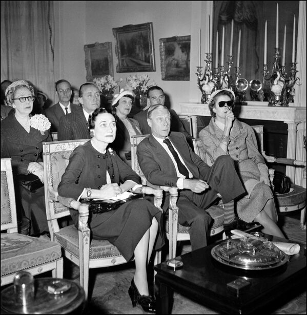 Церемония коронации Елизаветы II состоялась в Вестминстерском аббатстве 2 июня 1953 года. Это была первая коронация британского монарха, транслировавшаяся по телевидению (трансляция коронации шла в прямом эфире, которую посмотрели 27 миллионов человек). На фото - Герцог Виндзорский Эдуард и герцогиня Уоллис смотрят коронацию в Париже - Sputnik Грузия