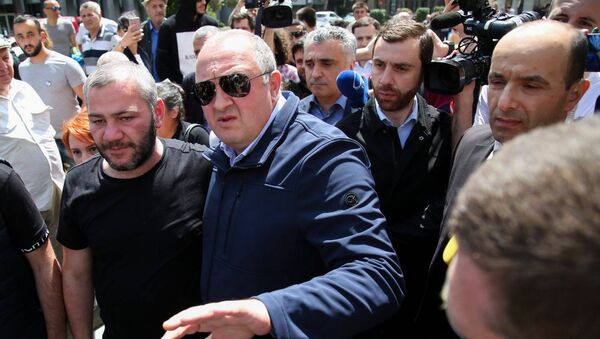Президент Грузии Георгий Маргвелашвили и отец убитого школьника Заза Саралидзе - Sputnik Грузия