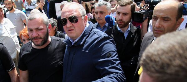 Президент Грузии Георгий Маргвелашвили и отец убитого школьника Заза Саралидзе Президент Грузии Георгий Маргвелашвили и отец убитого школьника Заза Саралидзе - Sputnik Грузия