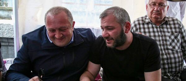 Президент Грузии Георгий Маргвелашвили и отец убитого школьника Заза Саралидзе - Sputnik Грузия