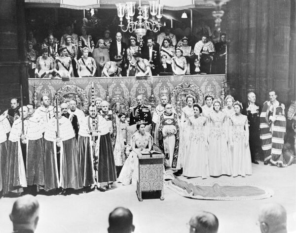 С прибытием королевы Елизаветы в Вестминстерское аббатство, где ее ждали 8000 гостей, началась религиозная церемония коронации - Sputnik Грузия