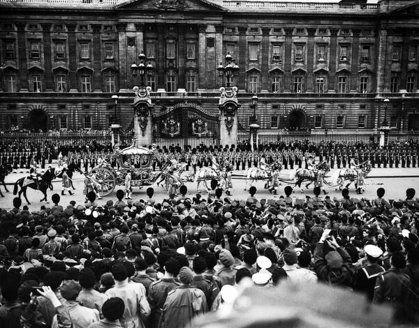 Коронационная служба длилась почти три часа, и после ее окончания праздничная процессия с королевой, ее супругом и почти 16 тысячами других участников проследовала по улицам Лондона - Sputnik Грузия