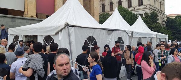 Многотысячная акция протеста на проспекте Руставели у здания парламента Многотысячная акция протеста на проспекте Руставели у здания парламента - Sputnik Грузия