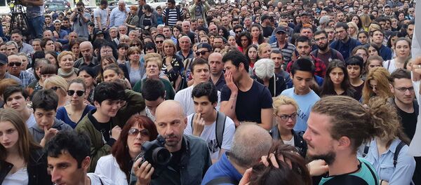 Многотысячная акция протеста на проспекте Руставели у здания парламента - Sputnik Грузия