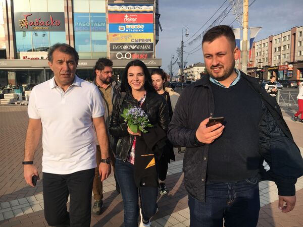 Рахим Рашидов и команда “Наивных путешественников” в Калининграде Рахим Рашидов и команда “Наивных путешественников” в Калининграде - Sputnik Грузия