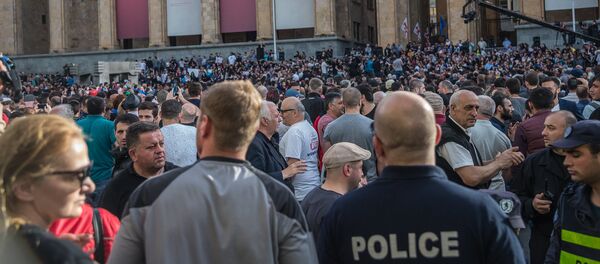 პარლამენტთან მომიტინგეთა რაოდენობა ,ქართული მედიის მონაცემებზე დაყრდნობით, 10 ათასს აღწევდა - Sputnik საქართველო