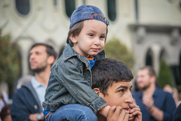 Часть участников митинга приходит на акцию семьями, приводя с собой своих детей - Sputnik Грузия