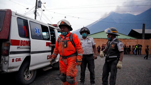 Пожарные работают у вулкана Фуего, Гватемала - Sputnik Грузия