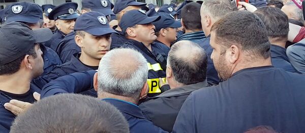 Митингующие “подвинули” полицию на проспекте Руставели Митингующие “подвинули” полицию на проспекте Руставели - Sputnik Грузия