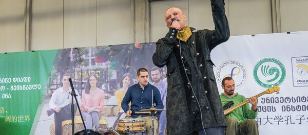 Шокирующий перформанс: грузинский поэт-бунтарь удивил публику - Sputnik Грузия