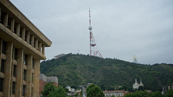 Тбилиси и тбилисская телевышка в пасмурную погоду - Sputnik Грузия