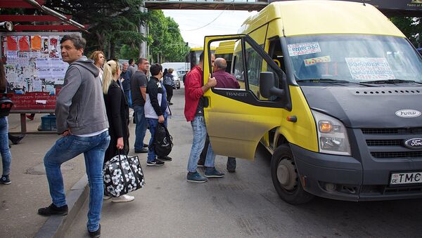 Люди на автобусной остановке в районе Глдани в ожидании транспорта - Sputnik Грузия
