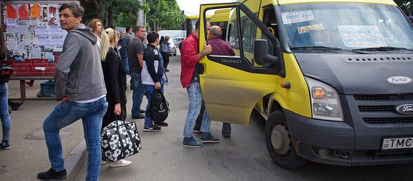 Люди на автобусной остановке в районе Глдани в ожидании транспорта - Sputnik Грузия