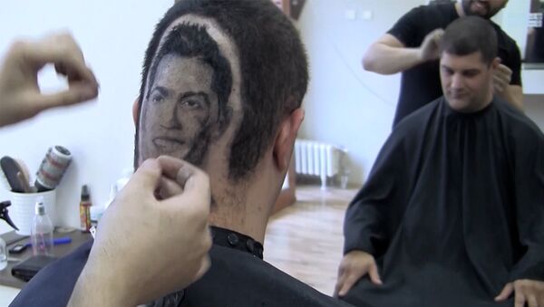 Сербский парикмахер выбрил на затылке клиента портрет Роналду - Sputnik Грузия