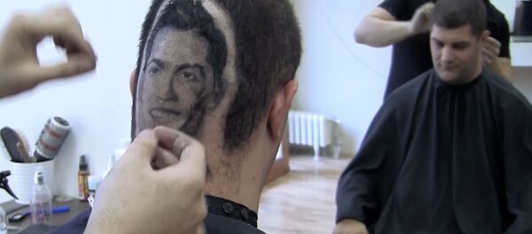 Сербский парикмахер выбрил на затылке клиента портрет Роналду - Sputnik Грузия