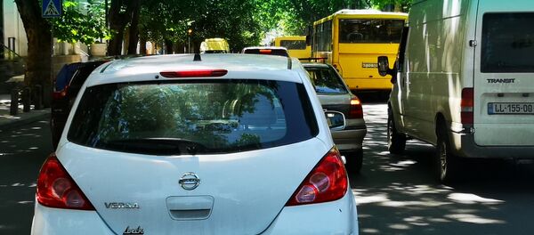 Машины в пробке на одной из улиц столицы Грузии - Sputnik Грузия