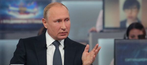 Президент РФ Владимир Путин отвечает на вопросы россиян во время ежегодной специальной программы Прямая линия с Владимиром Путиным - Sputnik Грузия