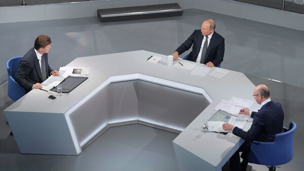 Президент РФ Владимир Путин отвечает на вопросы россиян во время ежегодной специальной программы Прямая линия с Владимиром Путиным - Sputnik Грузия