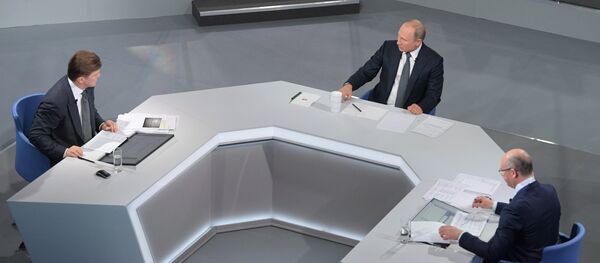 Президент РФ Владимир Путин отвечает на вопросы россиян во время ежегодной специальной программы Прямая линия с Владимиром Путиным - Sputnik Грузия