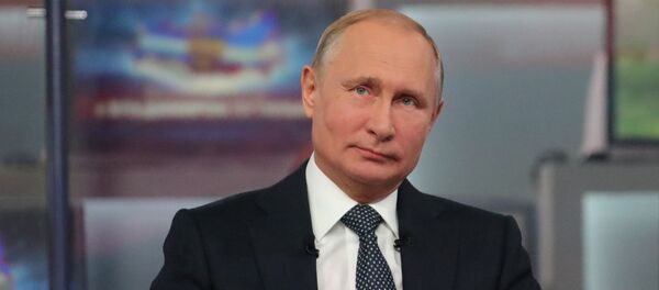 Президент РФ Владимир Путин отвечает на вопросы россиян во время ежегодной специальной программы Прямая линия с Владимиром Путиным - Sputnik Грузия