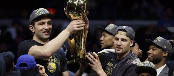 ზაზა ფაჩულიას და კლაი ტომპსონს გამარჯვების თასი უკავიათ ზაზა ფაჩულიას და კლაი ტომპსონს გამარჯვების თასი უკავიათ - Sputnik საქართველო