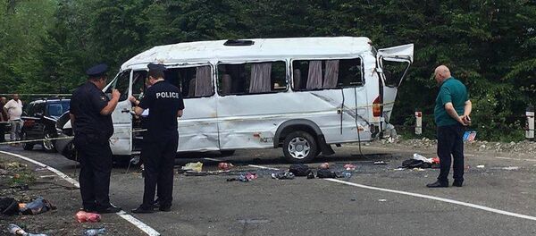 Микроавтобус попавший в ДТП на Гомбори Микроавтобус попавший в ДТП на Гомбори - Sputnik Грузия