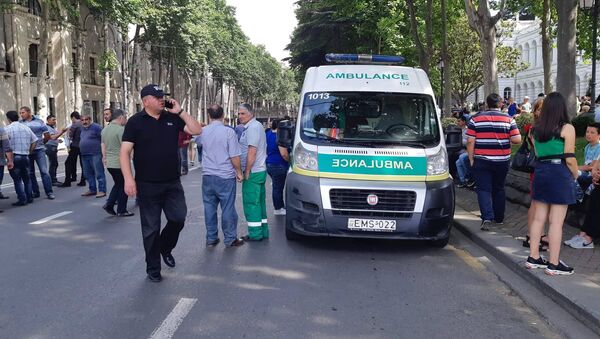 Машина скорой помощи на проспекте Руставели во время акции протеста Не убивай меня - Sputnik Грузия