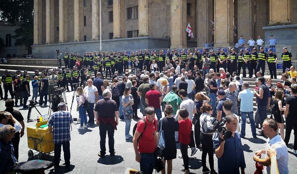 В понедельник на акции у парламента собралось с утра уже не так много людей, как в воскресенье - Sputnik Грузия